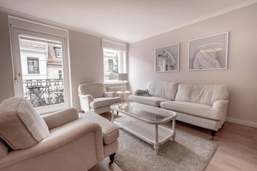a living room with two couches and a table at Boutique Charme Apartments Langestr 14 in Baden-Baden