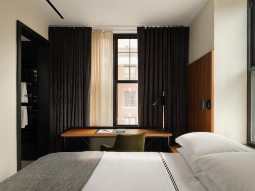 Cama ou camas em um quarto em The Moore, New York City, a Member of Design Hotels
