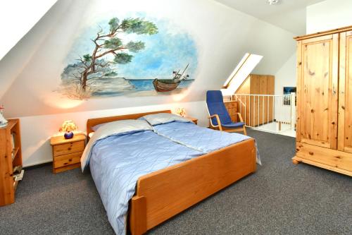 ツィングストにあるLöscher, Friedrich FW 7のベッドルーム1室(ベッド1台付)が備わります。壁には絵画が飾られています。