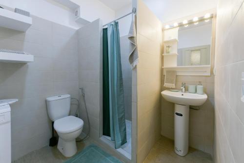 y baño con aseo, lavabo y ducha. en My Cosy Place Rabat - Appartements Argane Hay Riad en Rabat