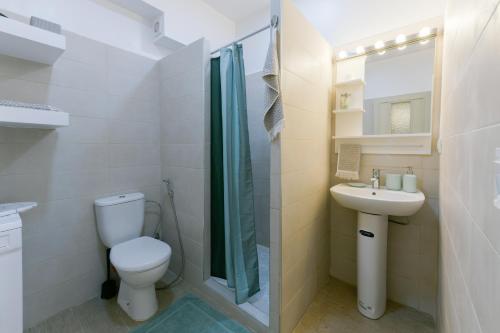 ラバトにあるMy Cosy Place Rabat - Appartements Argane Hay Riadのバスルーム(トイレ、洗面台、シャワー付)