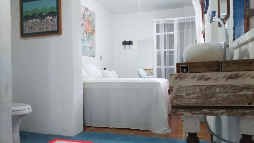 a bathroom with a bath tub and a toilet at Elephant GuestHouse Beira Mar - Suítes com Café da Manhã in Ilhabela