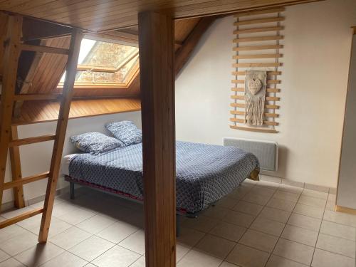 Saint-AvéにあるLe Penty Yviのベッドルーム1室(二段ベッド1組付)