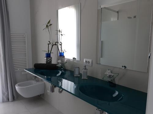 Baño con 2 lavabos y espejo en Villa Luxury Paradise Suites en Salobreña
