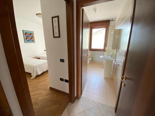 Pokój z łazienką z umywalką i łóżkiem w obiekcie Only The Best 2 la suite per il tuo soggiorno tra Venezia e Treviso w mieście Preganziol