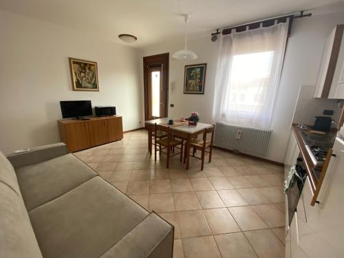 a living room with a couch and a table at OTB Italia 2 - Alloggio accogliente tra Venezia e Treviso con 2 Terrazze e Posto auto Coperto in Preganziol