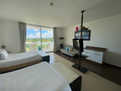 普拉亞布蘭卡的住宿－The Suite Playa Blanca，酒店客房设有两张床和一台平面电视。