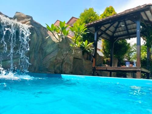 Bazén v ubytování Roemahkoe Holidayhome nebo v jeho okolí