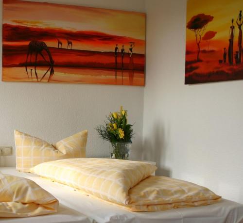 Postel nebo postele na pokoji v ubytování Art Hotel Köln