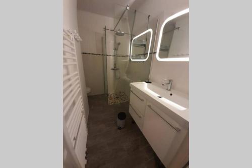 a bathroom with a sink and a mirror at Gîte classé 4 étoiles - 6 P. avec piscine chauffée in Listrac-Médoc