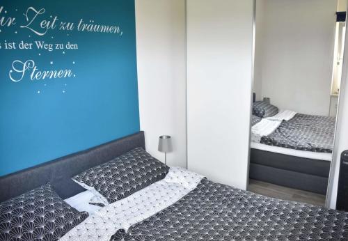 - une chambre avec un lit et un miroir dans l'établissement Vier Jahreszeiten Haus III18, à Großenbrode