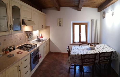 Кухня или мини-кухня в La Casa di nonna Adri - Casa vacanze in Casentino
