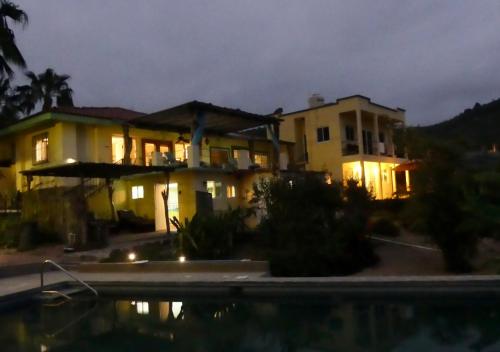 Πισίνα στο ή κοντά στο Casa Flores Casitas