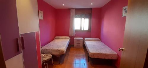 Habitación pequeña con 2 camas y ventana en Casa rural Las Mareas, en Casas del Monte