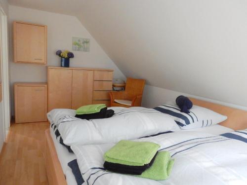Un pat sau paturi într-o cameră la Hinter den Dünen D60