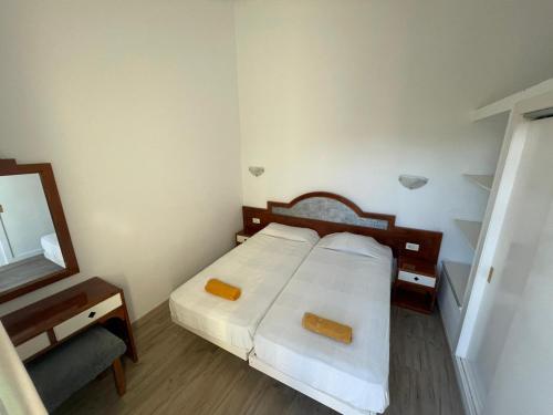 een kleine slaapkamer met een bed en een spiegel bij Bungalow Sonemar in Maspalomas