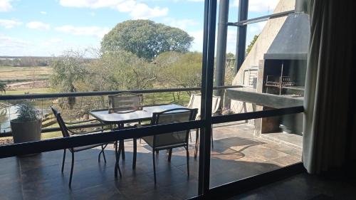 ein Tisch und Stühle in einem Zimmer mit Fenster in der Unterkunft Apart club San Pedro in San Pedro