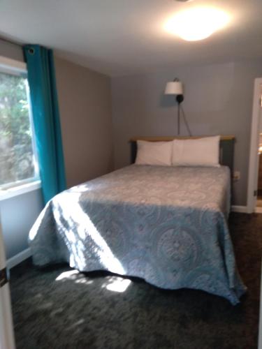 a bedroom with a bed and a window at Green Mountain Cabins in Killington