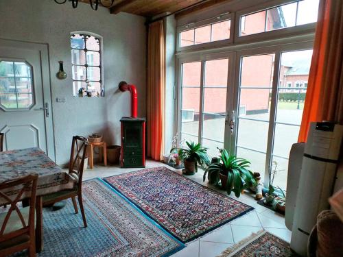 een woonkamer met een tafel en een groot raam bij Drengenberg in Hanerau-Hademarschen