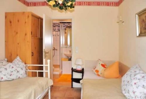 霍佩加爾騰的住宿－Mediterran Suite，一间小房间,配有两张床和一张沙发
