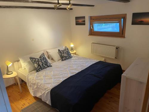 a bedroom with a large bed with pillows on it at Feriendomizil Strandgut in Zierow