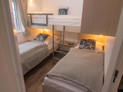 mały pokój z 2 łóżkami piętrowymi w obiekcie Strand 5 w mieście Scharbeutz