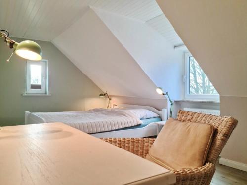 1 dormitorio con 1 cama, 1 mesa y 1 silla en TausendSchön, en Vadersdorf