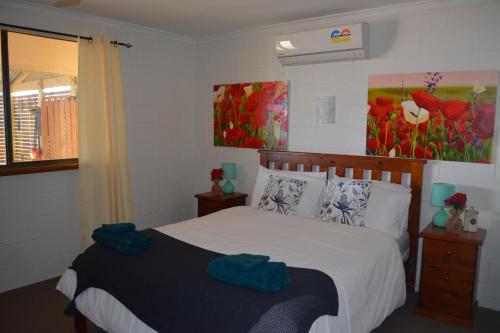Un pat sau paturi într-o cameră la Wallaroo Sea View home