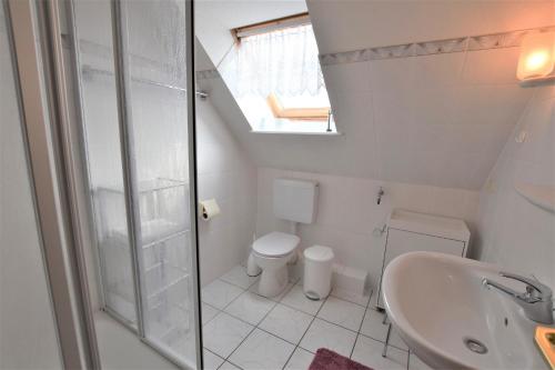 Ett badrum på Haus Antje-Kellenhusen Whg2