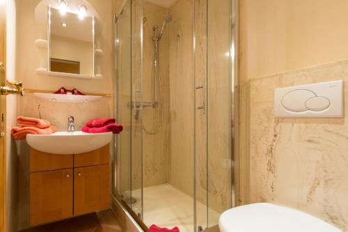 een badkamer met een douche en een wastafel bij Haus am Park Wohnung Nr14 in Spiekeroog