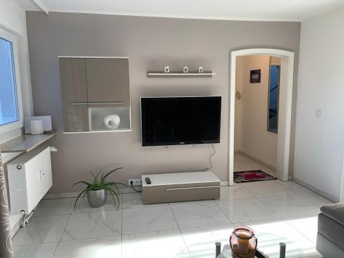 TV/trung tâm giải trí tại Moderne 2 Zimmer Wohnung mit Vollausstattung