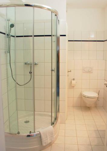 La salle de bains est pourvue d'une douche et de toilettes. dans l'établissement Zentrale Ferienwohnung 51qm im Hotel zur Börse, à Hameln