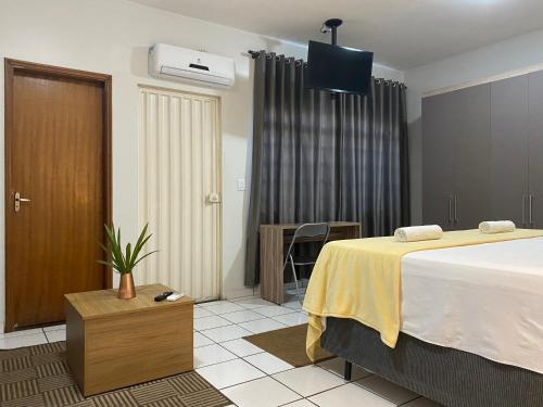 a hotel room with a bed and a tv at B & A Suites Inn Hotel - Quarto Luxo Diamond in Anápolis