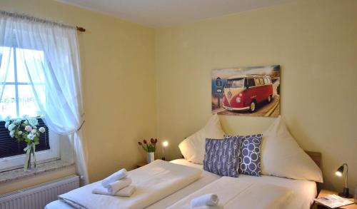 1 dormitorio con 1 cama y una pintura de un autobús en Achter de Höf Whg 1 en Staberdorf