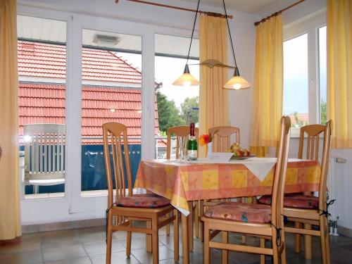 een eetkamer met een tafel en stoelen en een raam bij Meeresbrise in Neuhaus