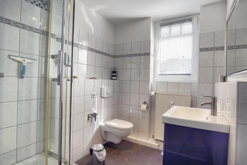 ツィングストにあるResidenz "Am Postplatz", Villa Verena, Whg 16のバスルーム(トイレ、洗面台、シャワー付)