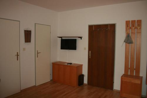 Habitación con puerta y TV en Appartementhaus Lafenthaler mit kostenlosem Eintritt in Alpentherme, en Bad Hofgastein