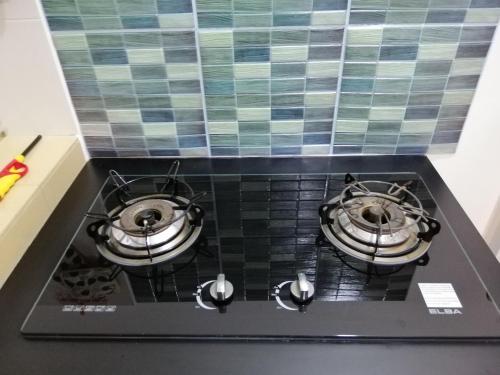 a stove top with two burners on top of it at Onies Homestay Lumut Manjung in Lumut