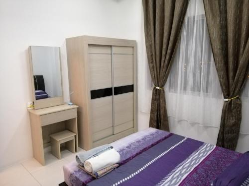 سرير أو أسرّة في غرفة في Onies Homestay Lumut Manjung