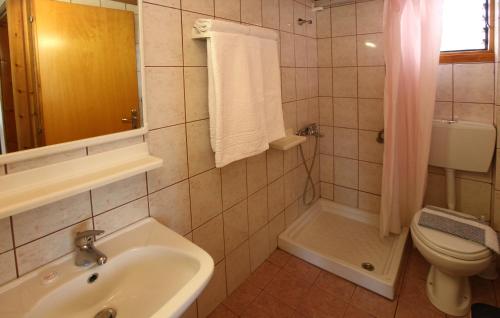 y baño con lavabo, aseo y ducha. en Nama Apartments, en Skala Potamias