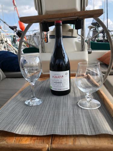 Nápoje v ubytování Winter Sailing with your friends or stay only in cosy oceangoing yacht From 9 Mai 2026 Lyra on the go to Suriname see schedule incl B&B max 4 individuals