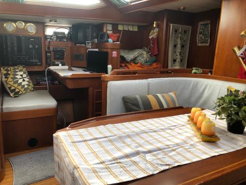 TV a/nebo společenská místnost v ubytování Adventures with friends & family stay only or learn to set sail with skipper Casey