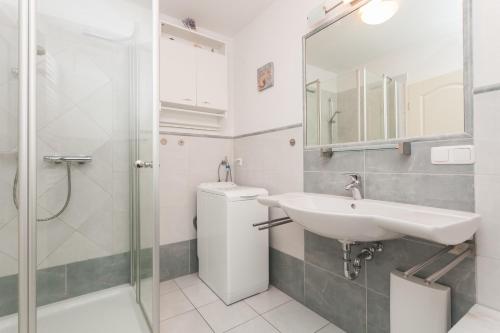a bathroom with a sink and a toilet and a shower at Fritz-Reuter-Straße 2 Whg 2 in Zingst