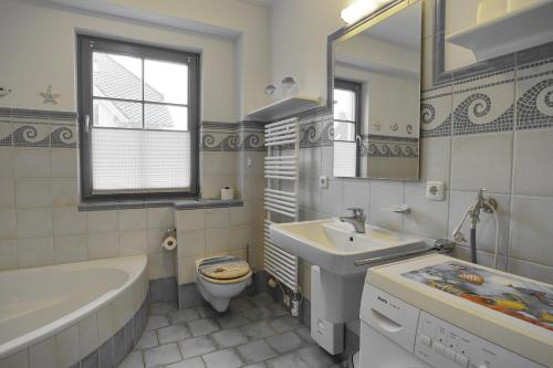 łazienka z wanną, umywalką i toaletą w obiekcie Villa "Meereslust" , Whg 1 w Zingst