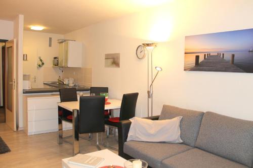 グレーミッツにある"Kaiserhof - App 102"のリビングルーム(ソファ、テーブル付)、キッチンが備わります。