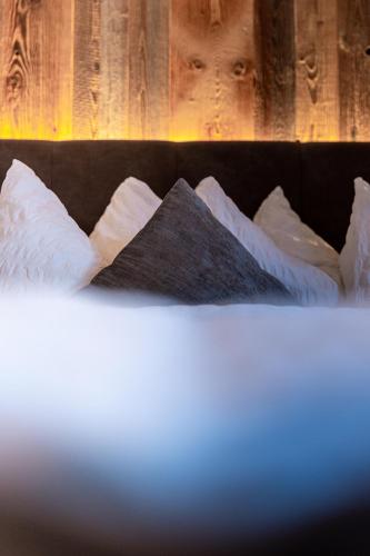 Ένα ή περισσότερα κρεβάτια σε δωμάτιο στο Alpotel Dolomiten