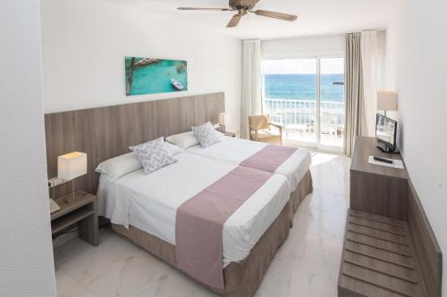 Posteľ alebo postele v izbe v ubytovaní Hotel Club S'Illot