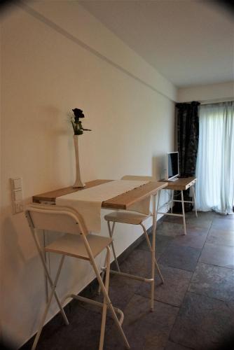 a table with a vase on top of it in a room at Ruhe Oase mit tollem Fernblick inmitten der Natur in Limbach