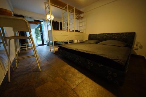 a bedroom with a bed and a desk and a chair at Ruhe Oase mit tollem Fernblick inmitten der Natur in Limbach