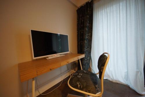 a television sitting on a wooden desk in a room at Ruhe Oase mit tollem Fernblick inmitten der Natur in Limbach